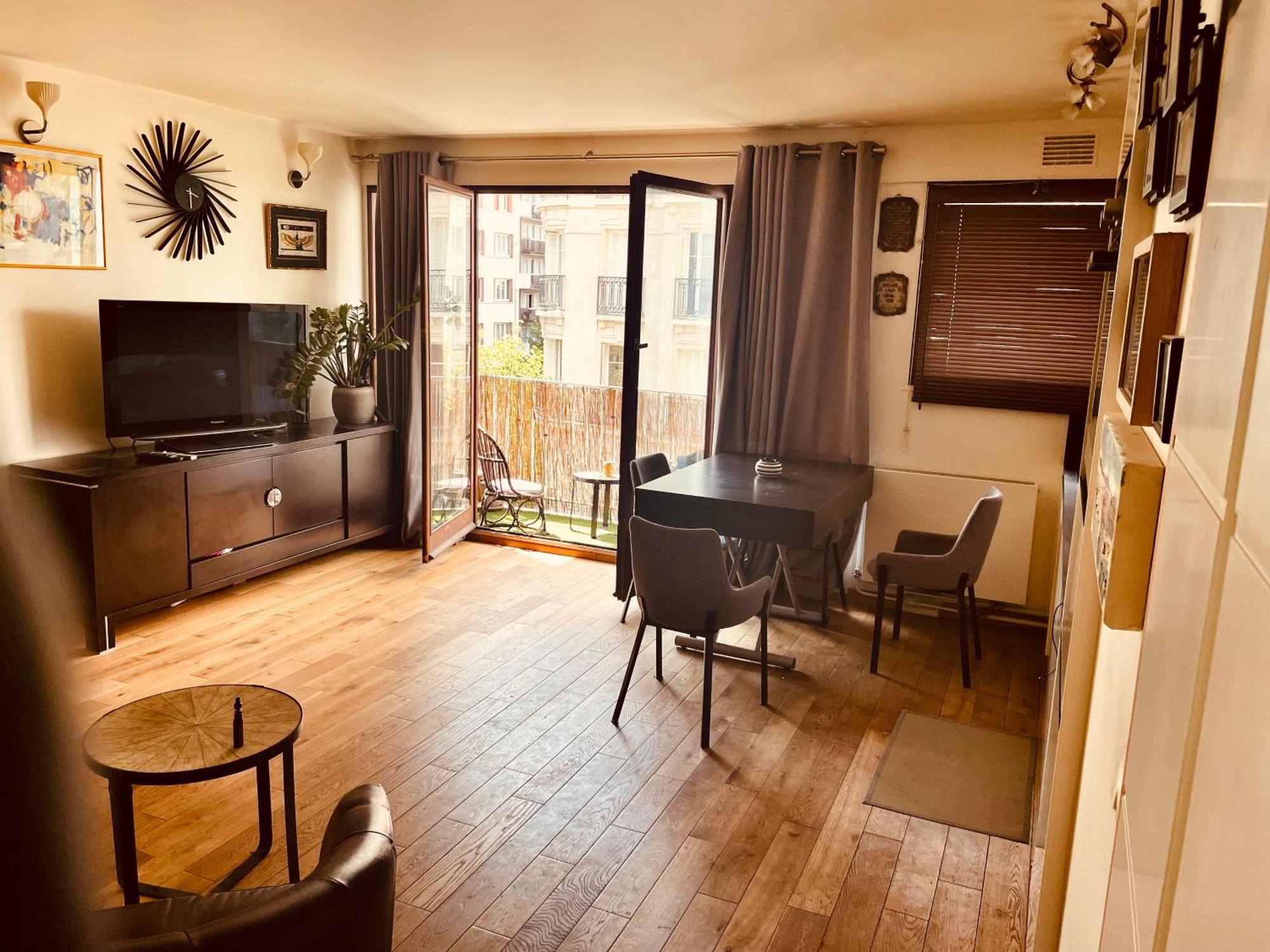 Jolie 2 Pieces Avec Balcon 15 Eme Parijs